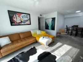 Creative Urban Escape 2BR with King Suite in Walkable Downtown Orlando
