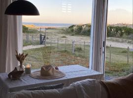 ALMAR Caba&ntilde;a Boutique Frente al Mar，位于拉佩德雷拉的木屋