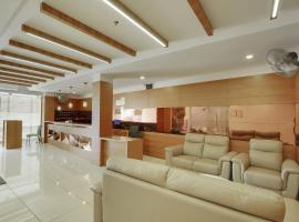Super Townhouse Edasserys Kalamassery Tourist Home，位于Elūr的酒店