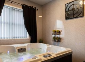 Getaway Accommodation with Pool Table and Jacuzzi!，位于罗瑟勒姆的酒店