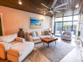 Upgraded and Spacious Harbor Towers Condo! Siesta Key Vacation!，位于西耶斯塔岛的酒店
