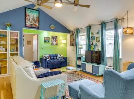 Outdoor Bar & Large Pool: Retro ABQ Retreat!，位于阿尔伯克基的酒店