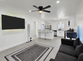 Modern Mid-City Bungalow With Backyard & Grill，位于洛杉矶的酒店