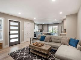 Newly rebuilt ultra clean designer home，位于库比蒂诺的酒店