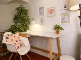 Charming Basement Suite with Private Entrance Near Subway, Koreatown & UofT