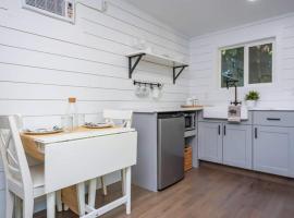 Private Escape! Tiny home style，位于Camas的酒店