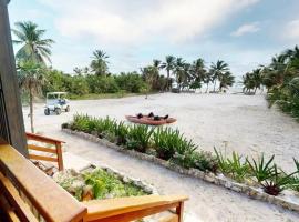 Secluded Oceanfront Private Estate By Alom，位于圣佩德罗的酒店