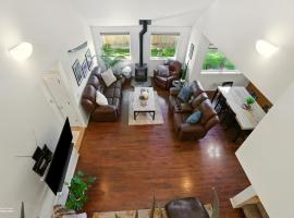 Coastal Place - BEST location in Downtown!，位于安克雷奇的滑雪度假村