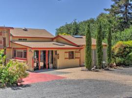 Converted Barn in Sebastopol with Private Patio!，位于塞瓦斯托波尔的酒店