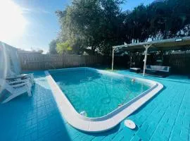 Cozy Pool-House with 3 bedrooms-2 bathrooms