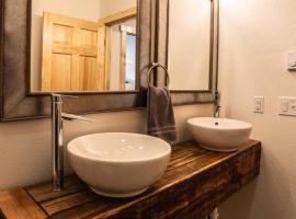 Little Hope Chalet at Terry Peak Ski Resort，位于利德的酒店