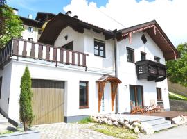 Bad Ischl - Central & Quiet Apartment，位于巴德伊舍的带停车场的酒店