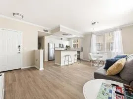 Stylish 2BR Condo with Amenities Near Six Flags