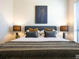 Golden Retreat - Couples Getaway Business stay