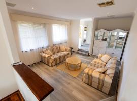 Family-Friendly 4BR Home Near Hillarys, Beaches & Trails Fast WiFi, Backyard，位于珀斯的酒店