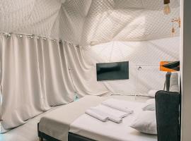 Seagloo Glamping - Adults Only，位于科斯蒂内什蒂的酒店