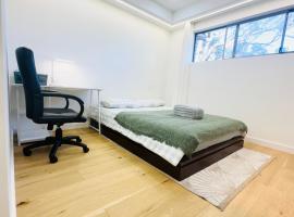 Cozy Bedroom with Private Bathroom and Toilet Close to Train Station Airport，位于Revesby的酒店