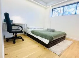 Cozy Bedroom with Private Bathroom and Toilet Close to Train Station Airport