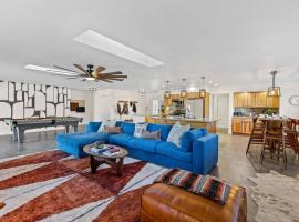 Hot Tub Pool Table Bocce Court Mountain Views，位于威廉姆斯的酒店