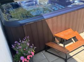 House 30 minutes from Rømø with outdoor spa，位于Løgumkloster的酒店