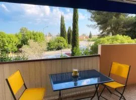 T2 avec terrasse & parking à 5 min du centre, 10 min des plages