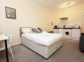 Chic Bath Flat for Couples with Free Parking!