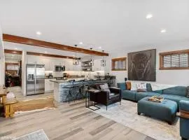 Best Location! Walkable30 Min to GNP5 Min Lake