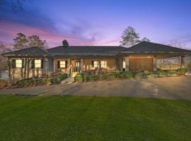 7br Lakefront Haven Pool, Hot Tub, Gated 4acres，位于Lizella的酒店