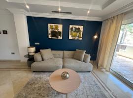 Luxury 2 bedroom apartment, close to the sea and the golf course, Aloha Hills Club Property，位于马贝拉的酒店