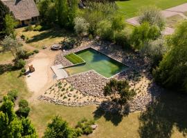 Reetdachhaus mit Schwimmteich in Krienke，位于朗克维茨的酒店