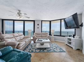 Beachfront 3 Bed, 3 Bath Condo, Balcony & Pool，位于德通纳海滩海岸的酒店