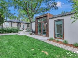 Cozy Carriage House W King Bed & Shared Patio，位于丹佛的酒店