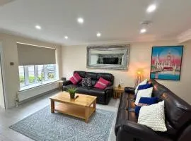 Addlestone Stylish Spacious Three Bedroom House