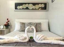 Verdant Resort Condo with Pool, Balcony, Near Airport and Beach，位于公主港的分契式公寓