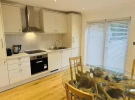 Ascot Stylish 3 Bedroom House with Driveway