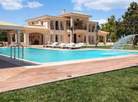 GT Dreams Villa - Luxury Villa near the Athenian Riviera，位于瓦里的酒店