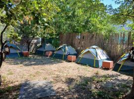 Road house camping site Borsh Himare，位于博尔什的酒店