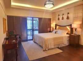 Polynesian Koi Pond Gardens Condo in Hilo w pool，位于希洛的酒店