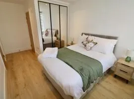 Chertsey Modern 2-Bed Flat with Ensuite, Parking & Ultra-Fast WiFi