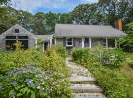 5 Min drive to National Seashore beaches and private backyard，位于伊斯特姆的酒店