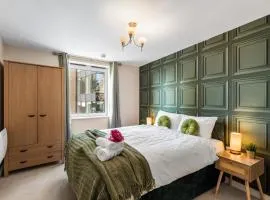 Luxury Apartment - Balcony - Prime Location!