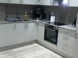 Modern Studio Near Heathrow, Tube and Hounslow High Street