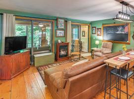 Cottage Less Than 8 Mi to Gore Mountain in Bakers Mill!，位于Bakers Mills的酒店
