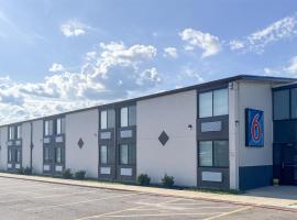 Motel 6 Rockford, IL – RFD Airport，位于罗克福德的酒店
