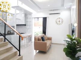 Royal Suites Home Villa 3BR with Private Pool - RHV4，位于巴淡岛中心的酒店