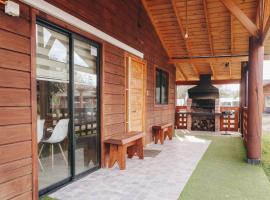 ENTRE BAMBUES，位于洛斯安赫莱斯的带停车场的酒店