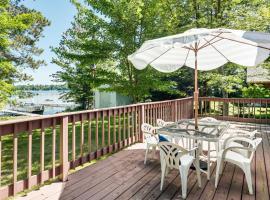 Solberg Lake House Dock, Deck and Stunning Views!，位于Phillips的酒店