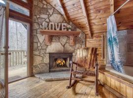 Mountaintop Romance private 10 mins from Gat and PF，位于赛维尔维尔的酒店