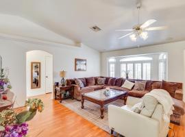 Kingman Family Home Yard, Grill and Room to Relax!，位于金曼的酒店