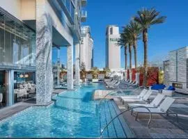 Palms Place Hotel Mountain View with Open Balcony